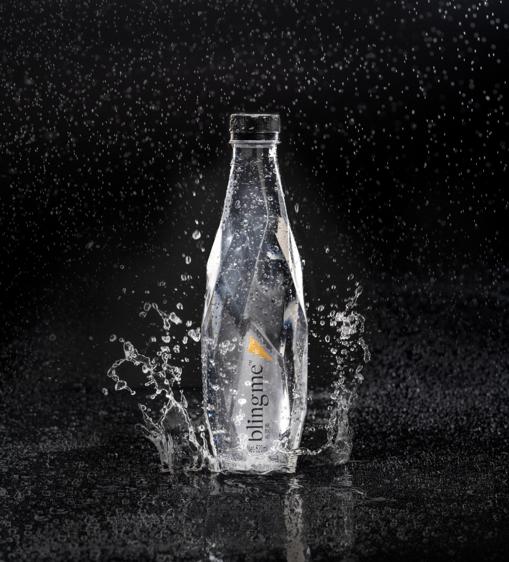 Blingme small molecule cluster water bottle with splashing water